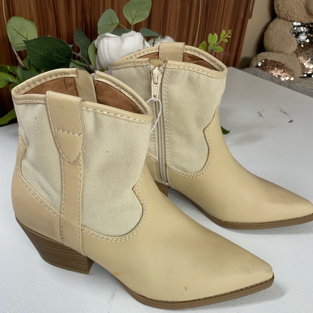Universal tread boots size 8